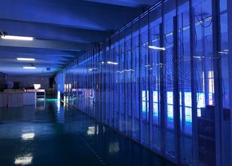 Affichage à LED Transparent d'intérieur en verre P7.81 pour le centre commercial en verre